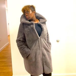 ✨ Beautiful Gray Faux Fur Coat ✨